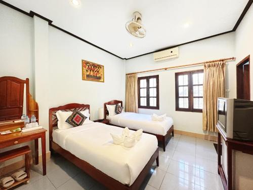 Superior Twin Room image 3