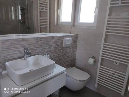 Amazing seaview apartment with a balcony near the beach - Kneza Trpimira I - image 4