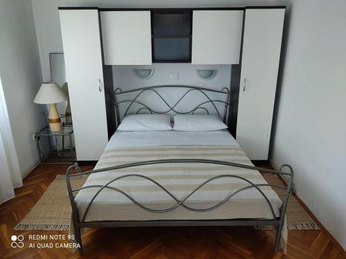 Amazing seaview apartment with a balcony near the beach - Kneza Trpimira I - image 5