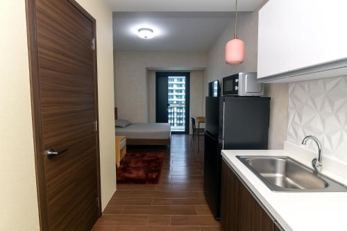 The Plush Pad Makati Ayala Views 300MB WiFi 1940, Манила