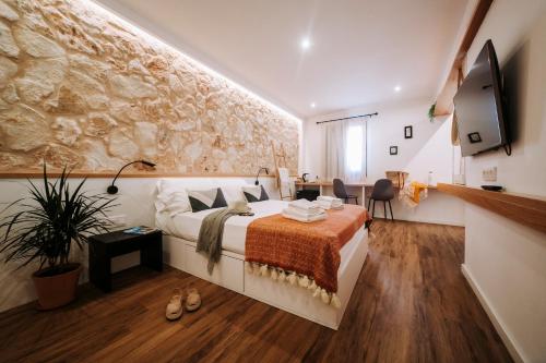 Standard Double Room image 5