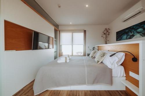 Double Room with Balcony image 8
