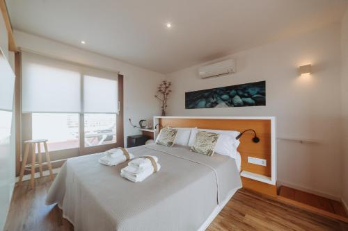 Double Room with Balcony image 7