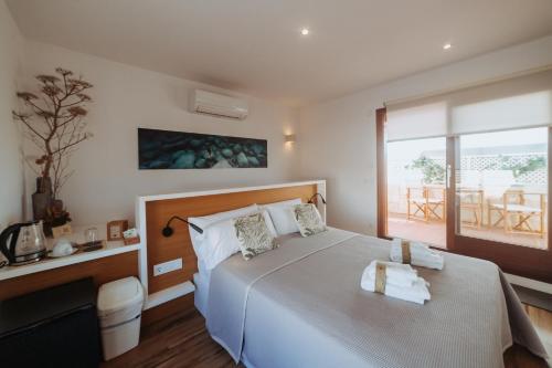 Double Room with Balcony image 4