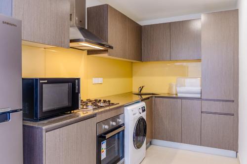 Two-Bedroom Deluxe Apartment with Balcony image 4