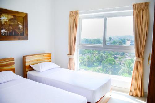 Two-Bedroom Deluxe Apartment with Balcony image 5