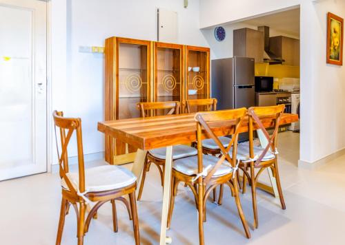Two-Bedroom Deluxe Apartment with Balcony image 1
