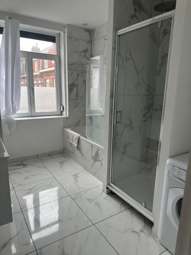 Sweet mother apartement et espace partage 1 & 2 SDB WC Sejour in Hellemmes