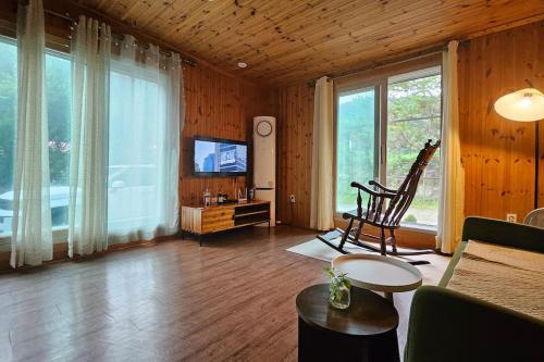 숲속 하얀산장 (White Mountain Lodge in the Forest) in 가평