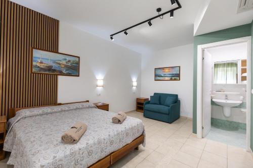 1 queen bed, 1 sofa bed