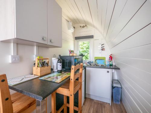 virtuve, Cosy Glamping Pod with Ensuite WC Near Kingsbridge & Salcombe in Churchstow