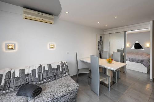 Deluxe One-Bedroom Apartment with City View room in Appartement NEW YORK - Héliopolis O15 - Luxe -By AGN - 2 personnes