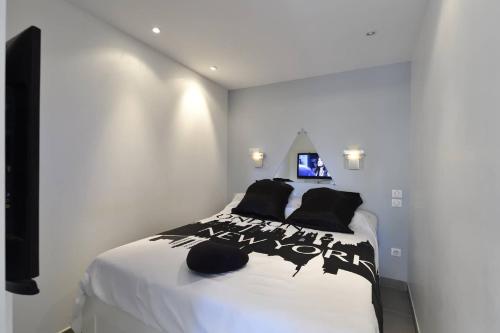 Deluxe One-Bedroom Apartment with City View image 5