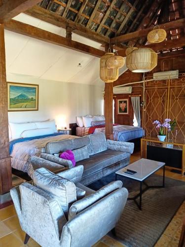 VILLACANTIK Yogyakarta TripleBed for 6 Persons near Ganjuran Church