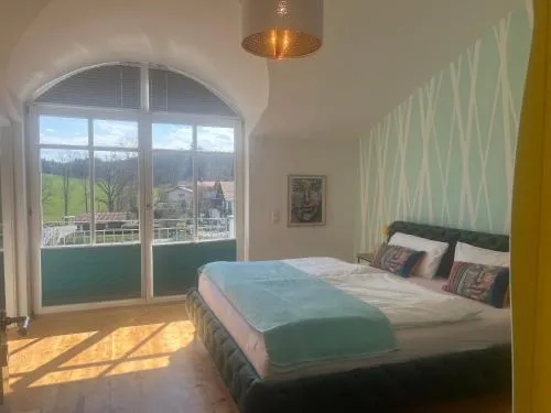 Villenzimmer mit eigenem Bad, Kunst und Aussicht in Münsing, Deutschland