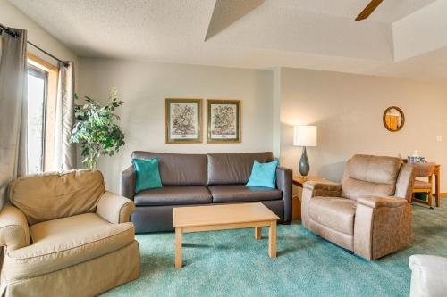 Cozy Branson Townhome 1 Mi to Silver Dollar City! in Branson West, USA
