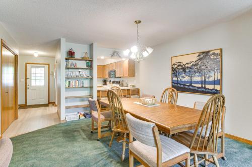 Cozy Branson Townhome 1 Mi to Silver Dollar City! in Branson West, USA