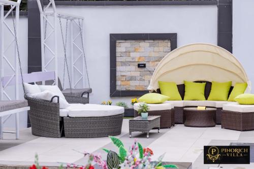 Pinorich Hotel in บัวอา