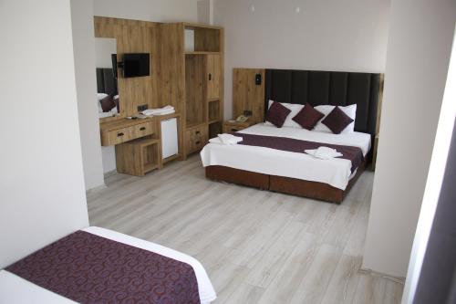 2 double beds, 1 twin bed