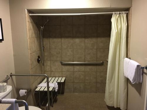 Super 8 by Wyndham Salinas - image 5