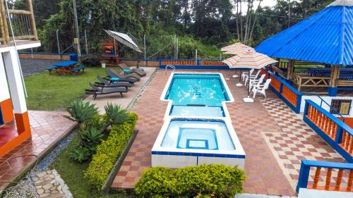Finca con piscina cerca del Parque del Cafe