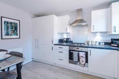 Létesítmények, Speke - Walk 2 JLR Halewood Airport - 5 Beds, Driveway fits 2 - 3 Bedrooms 3 WC-Speke Boulevard-Sout near Liverpool-John Lennon repülőtér