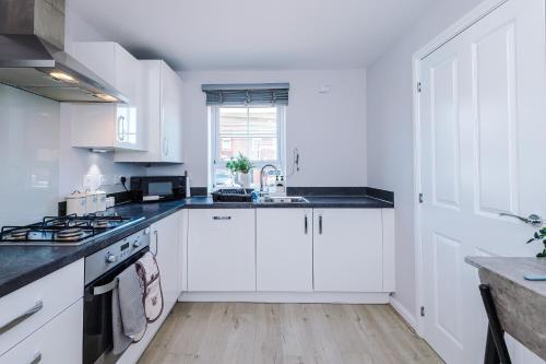 Konyha, Speke - Walk 2 JLR Halewood Airport - 5 Beds, Driveway fits 2 - 3 Bedrooms 3 WC-Speke Boulevard-Sout near Liverpool-John Lennon repülőtér