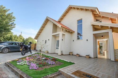 וילה החרוב - 5 חדרי שינה עם בריכה פרטית in Bruchim