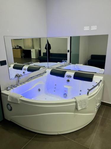 Deluxe Suite with Spa Bath