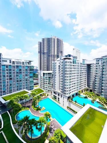 KL V Residence I with Balcony I 吉隆坡双威伟乐城民宿-附有阳台 I Walking distance to MRT & Mall & Nanjing Street I 马中英服务 I Malay English Chinese, Kuala Lumpur