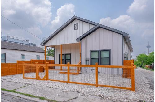 Skyline Retreat 3BR-3BA w Stunning Views Near DT