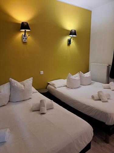 2 double beds, 1 twin bed