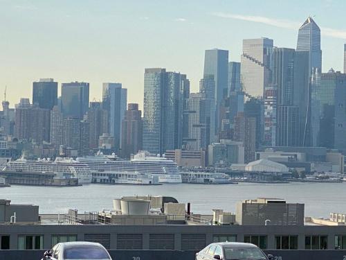 Nice 2 Bedrooms apartment at 15 minutes to New York excellent bus transportation in North Bergen, USA