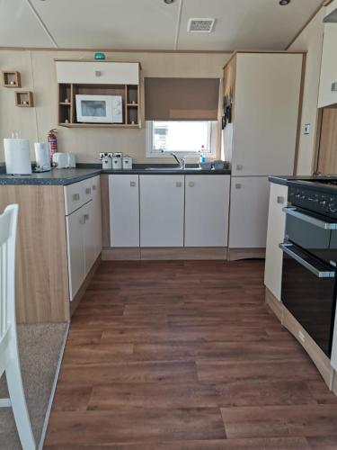 Kitchen, Private Caravan to Hire - Marton Mere Haven Holiday Village in Marton