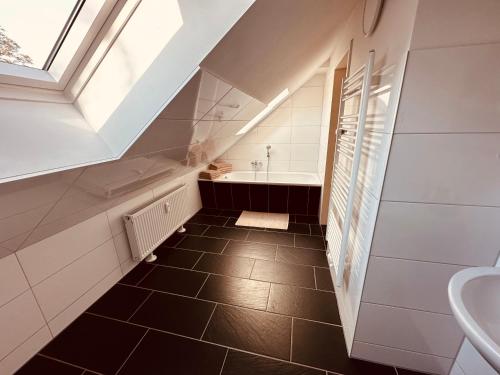 Bathroom, Moderne Wohnung im Grunen in WRN in Werneuchen