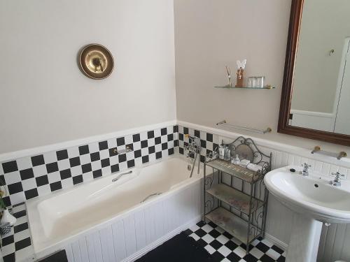 Superior King or Twin Room image 5
