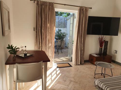 Suite with Kitchen image 2