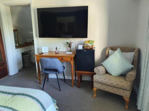 Standard Double or Twin Room image 4