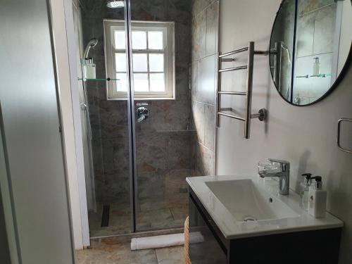 Standard Double or Twin Room image 6
