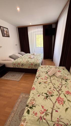 3 twin beds