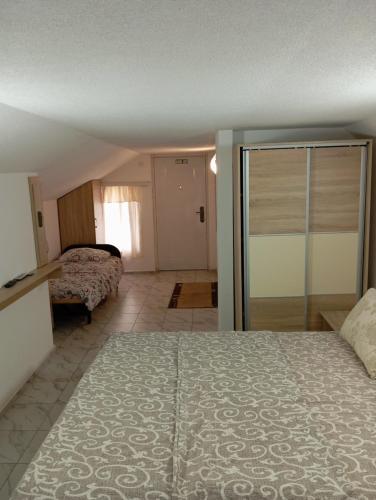 1 king bed, 1 twin bed