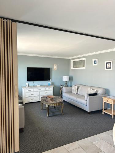 Deluxe Double Room with Side Sea View