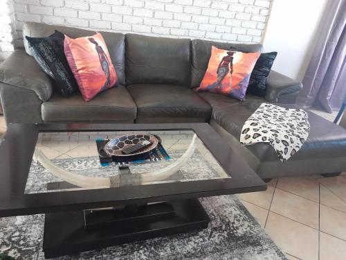 TANS - 1 bedroom luxury & cosy home walking distance to Doringkloof Mall, Centurion (photo 5)
