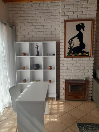 TANS - 1 bedroom luxury & cosy home walking distance to Doringkloof Mall, Centurion (photo 4)