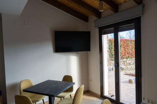 Koplietošanas atpūtas telpa ar TV, Hotel Rural El Pingón (Hotel Rural El Pingon) in Manzanal de Arriba