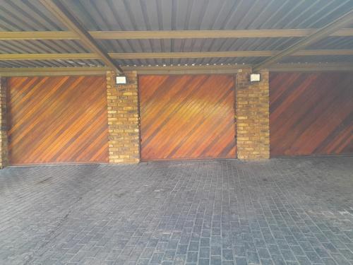 TANS - 1 bedroom luxury & cosy home walking distance to Doringkloof Mall, Centurion (photo 2)