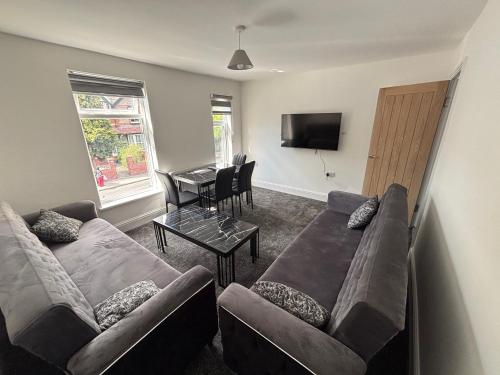 1 Bedroom Flat - Manchester Airport Apartment - 7 mins to MAN - Staycations & Business stays!, Manchester