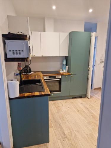 Konyha, Apartment - 1min to train station - 13min to Paris in Maisons-Laffitte