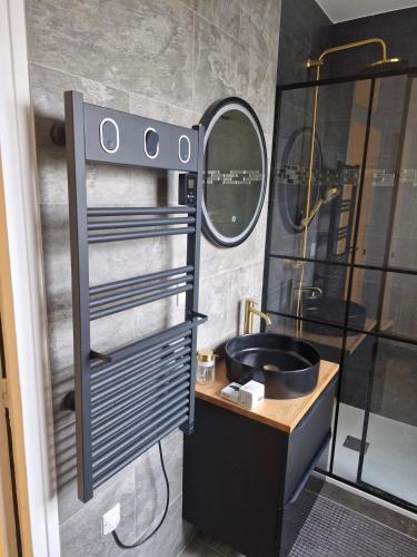 Zuhanyzó, Apartment - 1min to train station - 13min to Paris in Maisons-Laffitte
