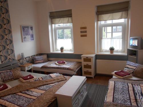 1 double bed, 2 twin beds